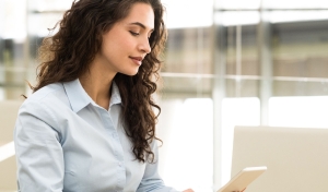 Image-Woman-screen-tablet